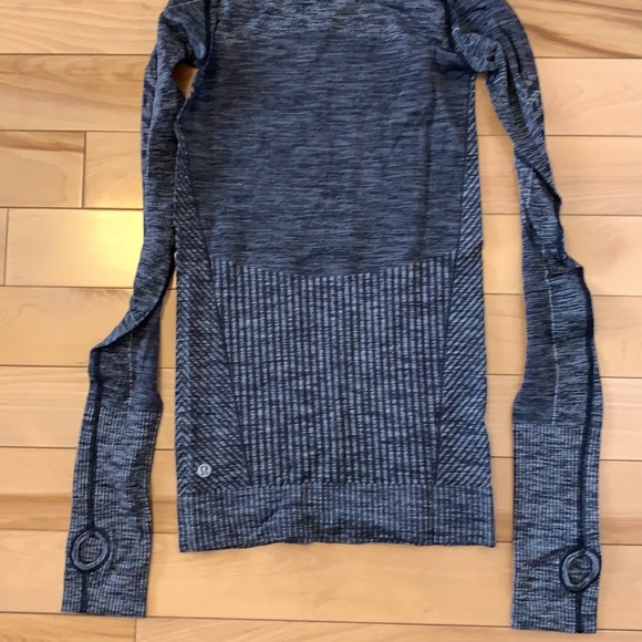 Women’s lululemon slightly used pullover size 2. - Picture 6 of 6